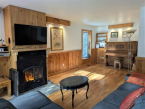 Chalet dans les bois au bord d'un lac